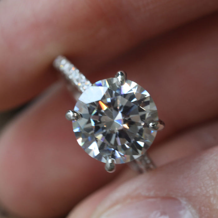 Round Cut Engagement Ring